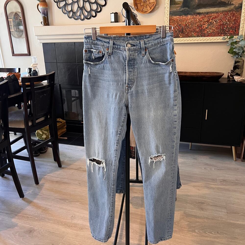 Levis Jeans Womens Size W28XL32 Light Wash Button Fly Distressed Straight Leg - Picture 16 of 16
